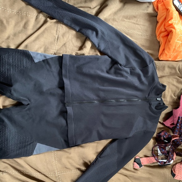 Fabletics crop jacket size medium - Picture 2 of 2